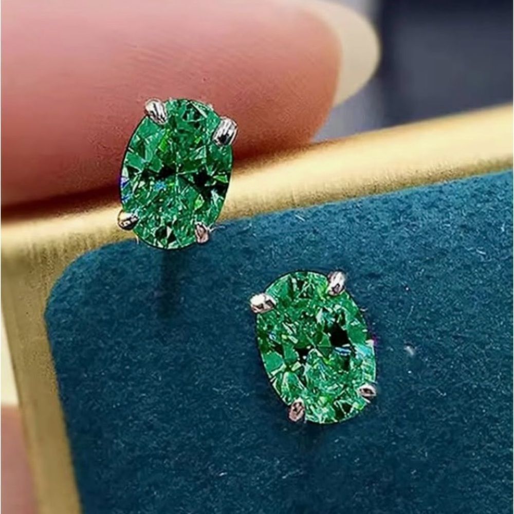 💚 NEW Sparkling Emerald Green Crystal Oval Earrings 💚
